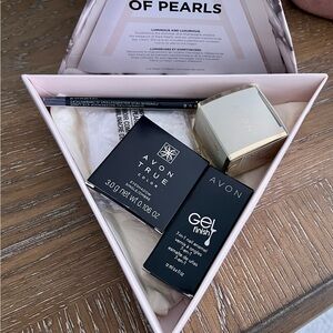 Avon Women Makeup Gift Set — The Magic Pearls Accents